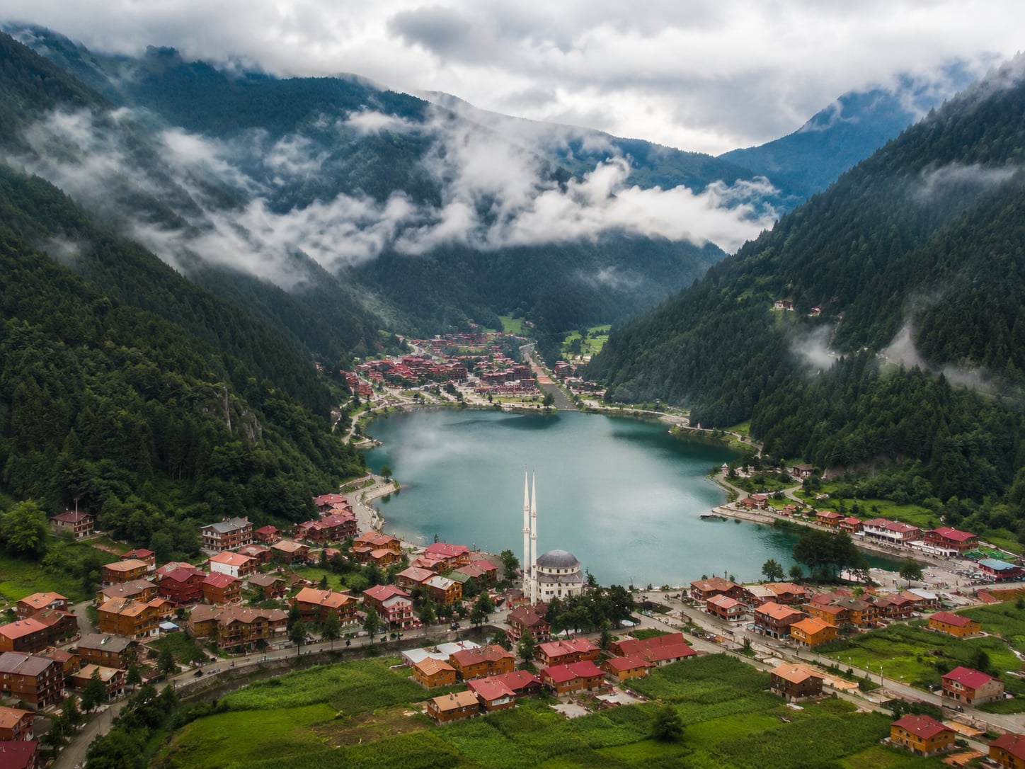 Uzungöl: Karadeniz’in Sisin İçindeki Saklı Cenneti